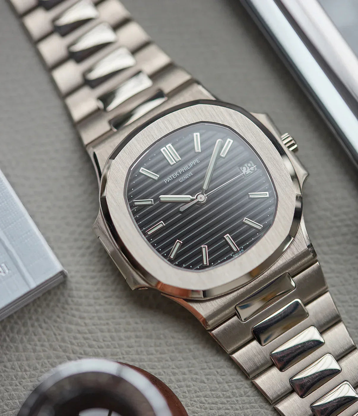Patek Philippe Nautilus Noir 40mm - | PERVARA
